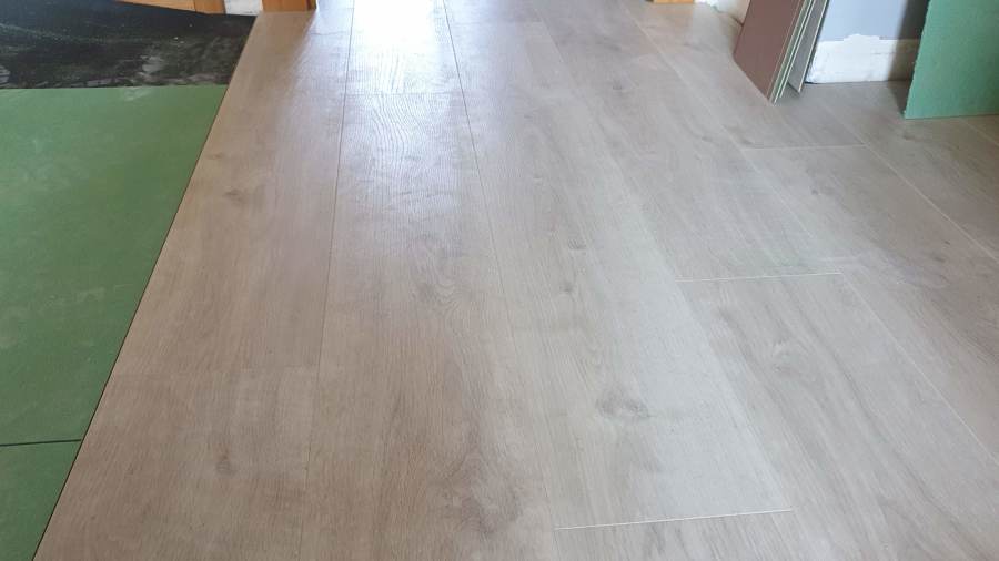 Instalación de laminado 8mm ac5 en salón.