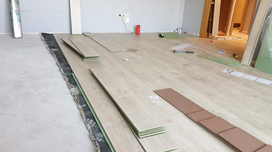 Instalación de laminado 8mm ac5 en salón.