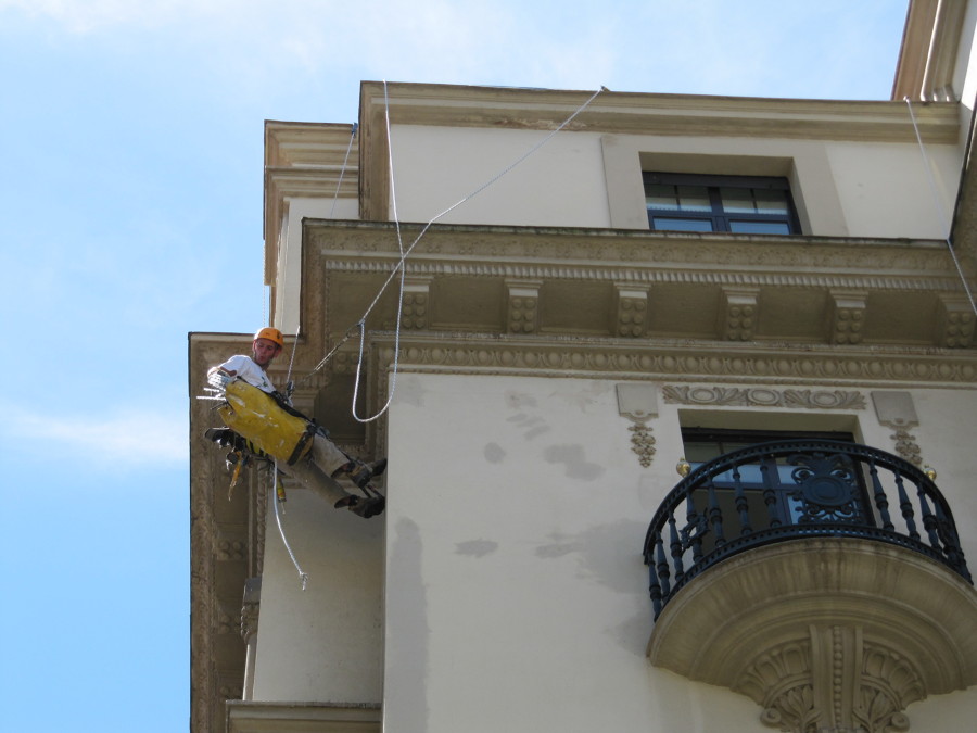 Instalación de redes y pinchos antiaves Santander-Torrelavega