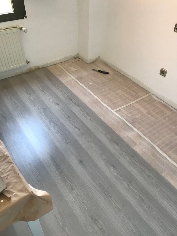 Instalación de suelo laminado.