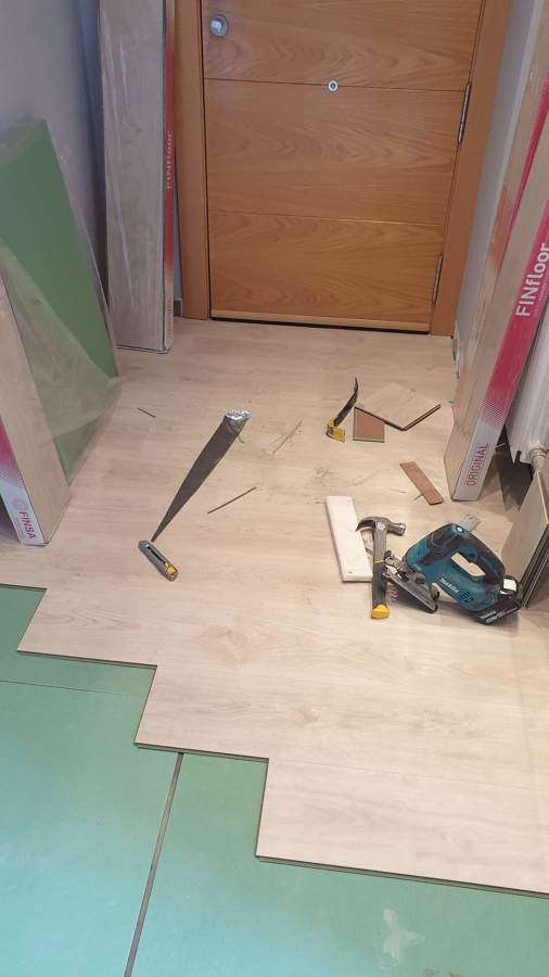 Instalación de suelo laminado sobre aislamiento de fibra de madera y manta antisonido.