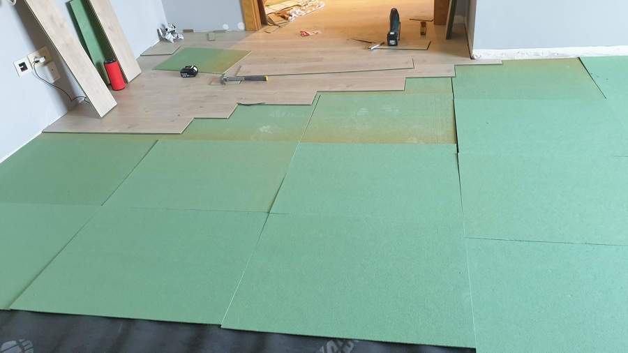 Instalación de suelo laminado sobre aislamiento de fibra de madera y manta antisonido.