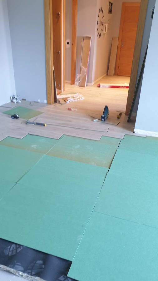 Instalación de suelo laminado sobre aislamiento de fibra de madera y manta antisonido.