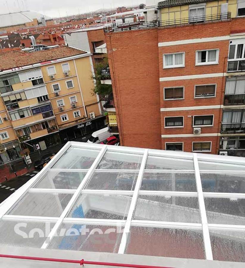 Foto: Vista Aérea de la Instalación de un Cerramiento de Techo en