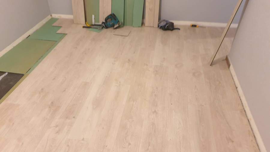 Instalando suelo en habitación.