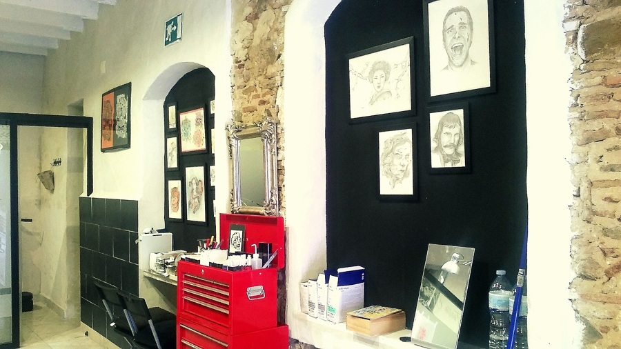 Interior del local, zona sanitaria de trabajo.