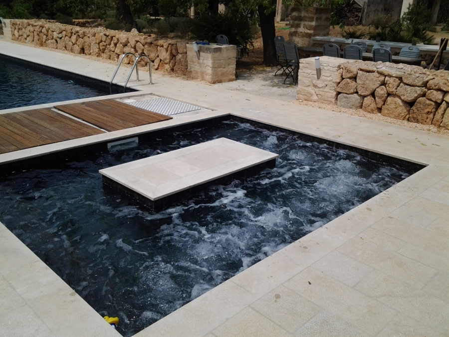 JACUZZI 4 X 4 