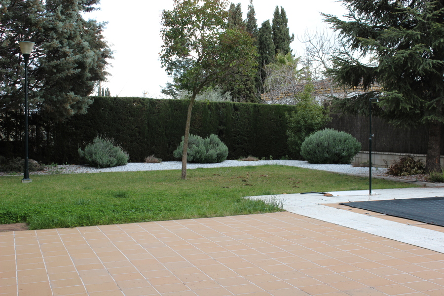 Acondicionamiento de Jardín,solado de Patio y Construcción de Caseta