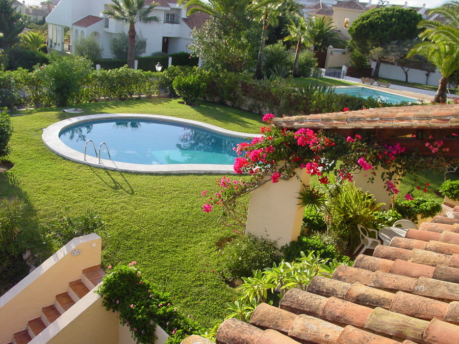 Jardín y Piscina en Las Chapas Playa