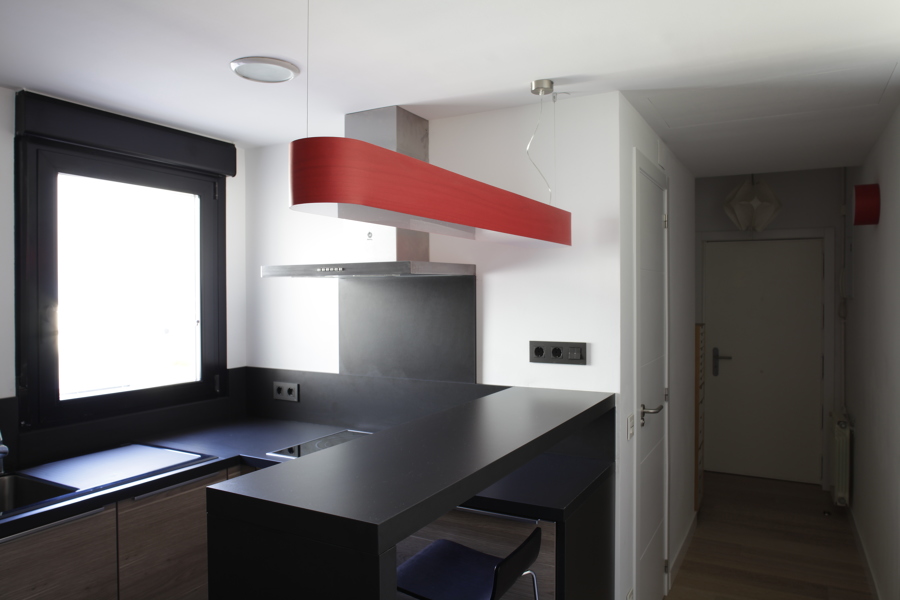 La cocina y el pasillo con la puerta al nuevo aseo adicional