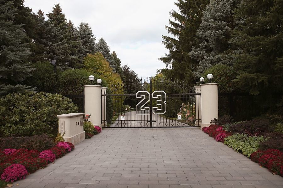 la entrada de casa de michael jordan