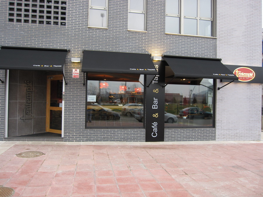 La fachada de día