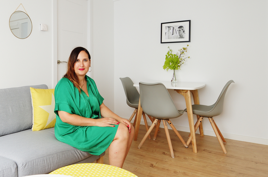 La interiorista Noelia Villalba en el salón