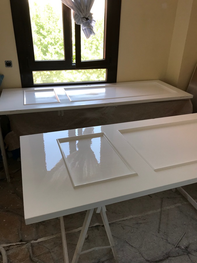 Lacado de puertas.