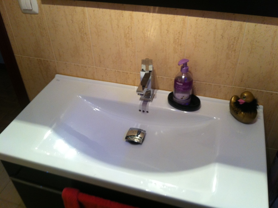 lavabo con grífería de diseño