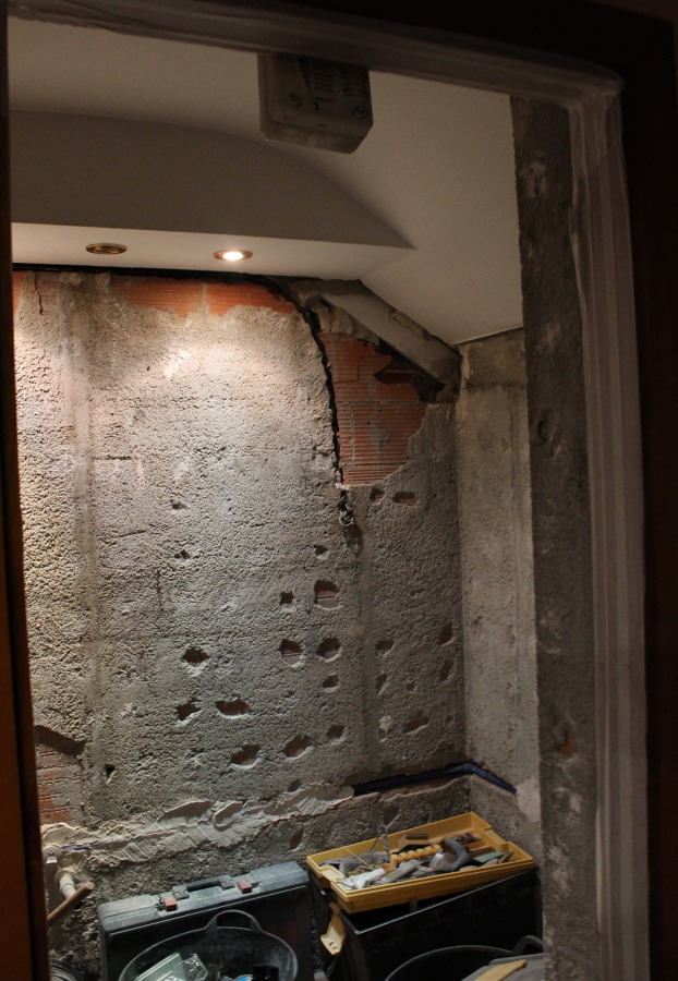Lavabo durante la extracción de valdosas