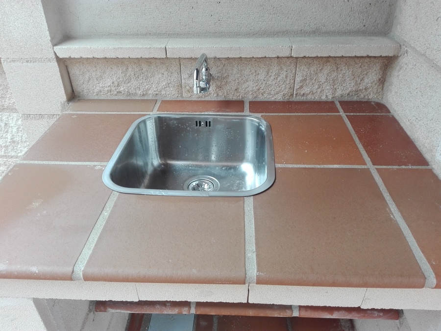 Lavabo encastrado y grifo