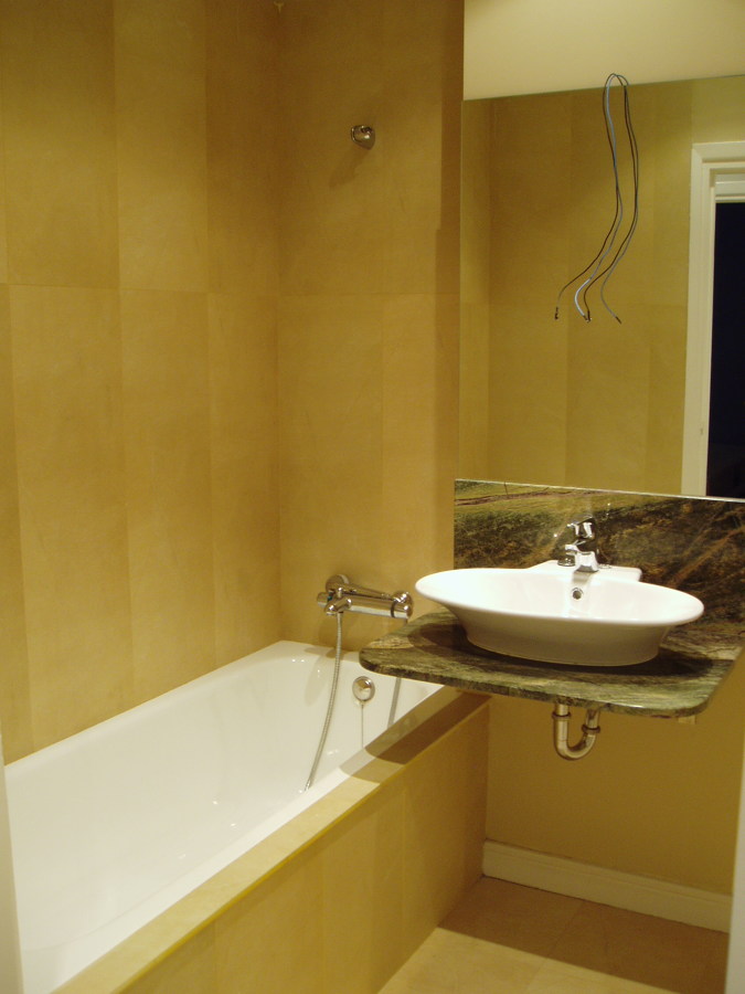 Lavabo sobre encimera de granito indio