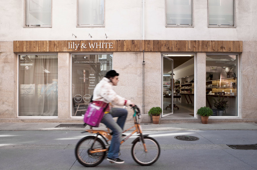 lily & WHITE
