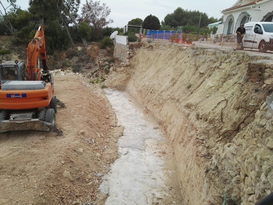 Limpiando la zona afectada y preparando la base para el muro de escollera