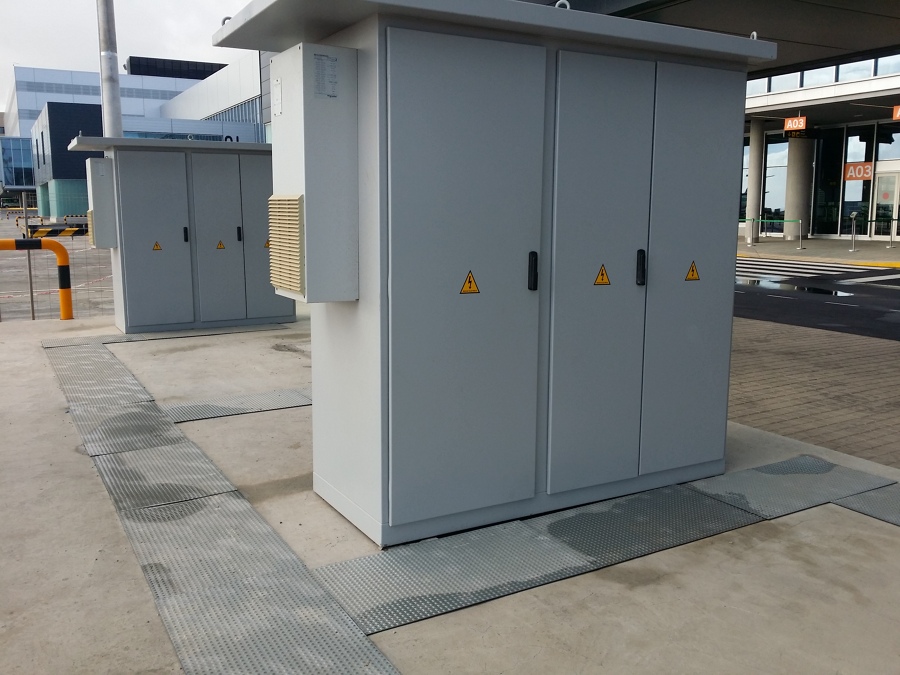 LOS CUADROS ELÉCTRICOS DEL AEROPUERTO, VISTOS DESDE FUERA