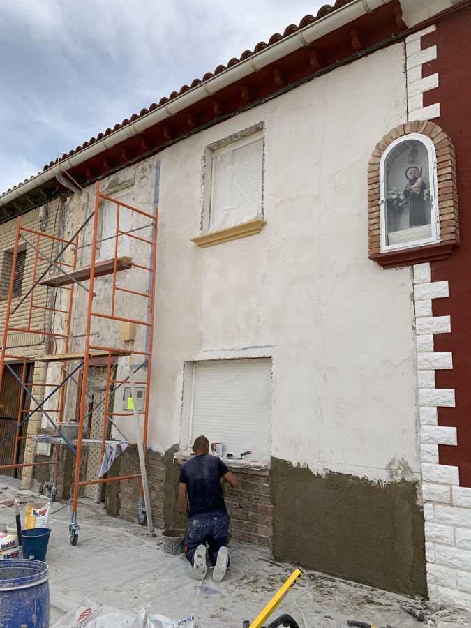 Maestras de mortero en el zocalo para nivelar la superficie