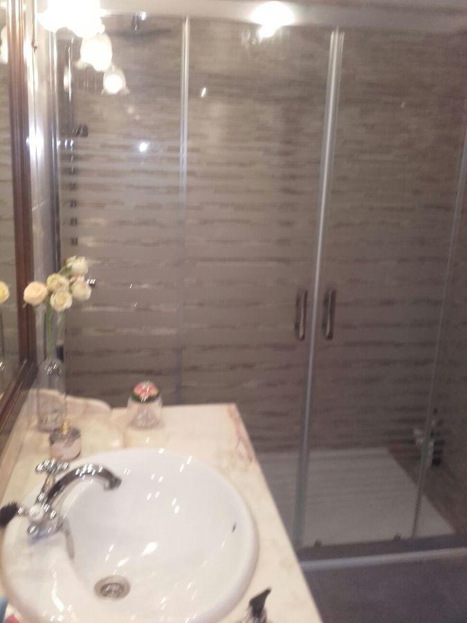 Mampara y lavabo