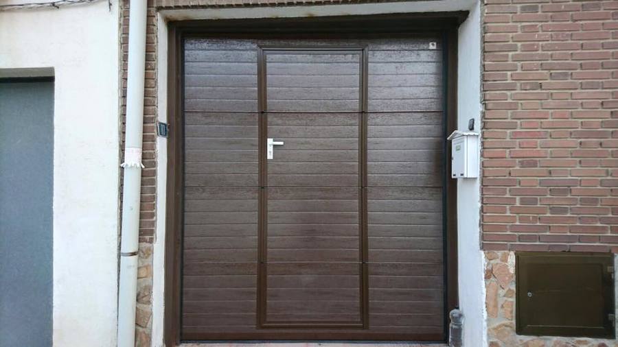 Puertas Seccionales con Puerta Peatonal Insertada | Ideas Puertas Garaje