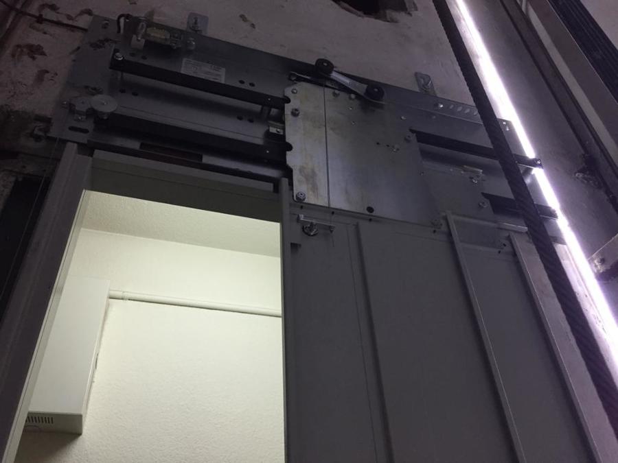 Mecanismo puerta exterior automatica y nueva luz de hueco tipo led
