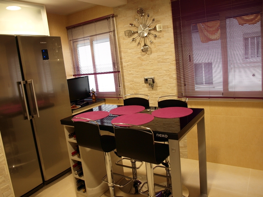 Mesa con taburetes