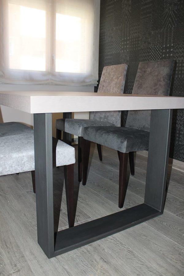 Mesa sillas y papel