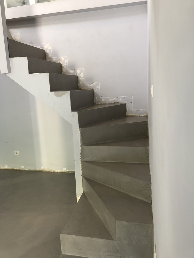 MICROCEMENTO EXTREM GRIS MEDIO EN PAVIMENTO Y ESCALERAS