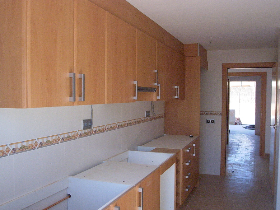 Mobiliario de cocina incluida puera de acceso del mismo acabado
