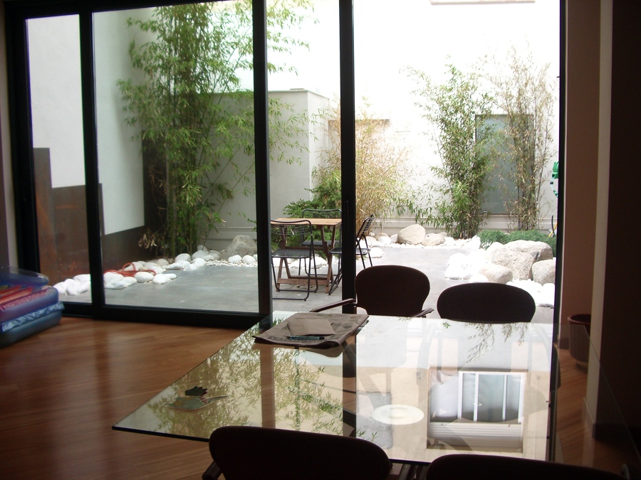 Mobiliario y patio