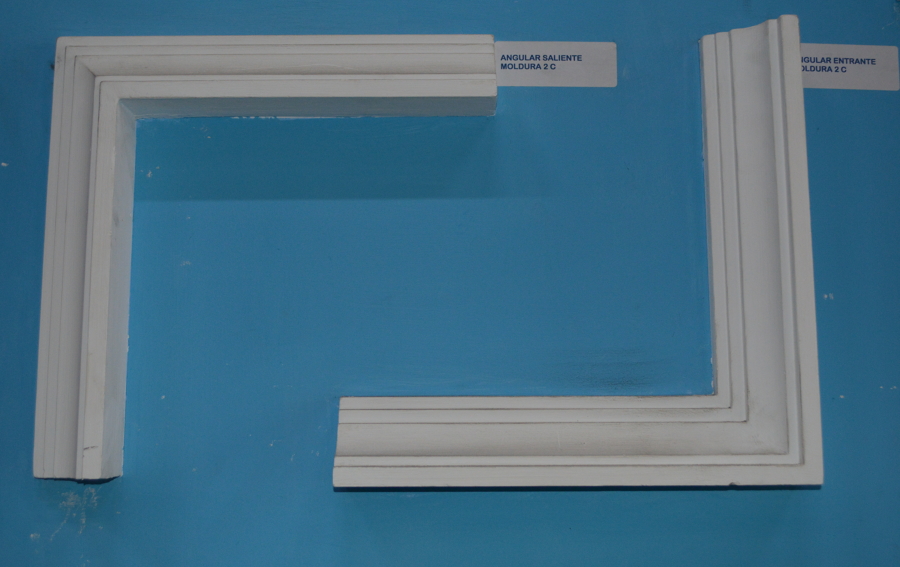Moldura de angular saliente