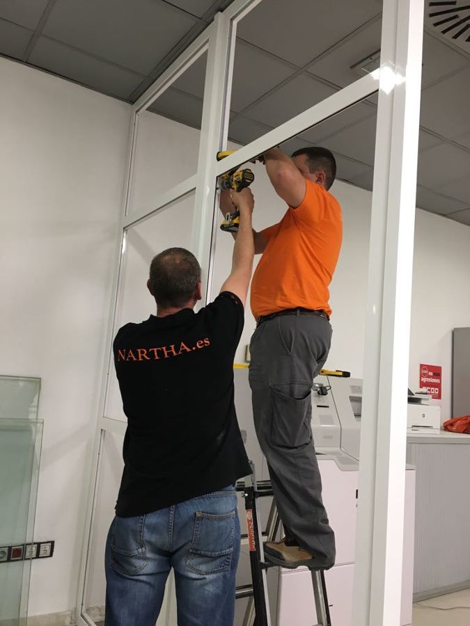 Montaje de mamparas de aluminio en oficina