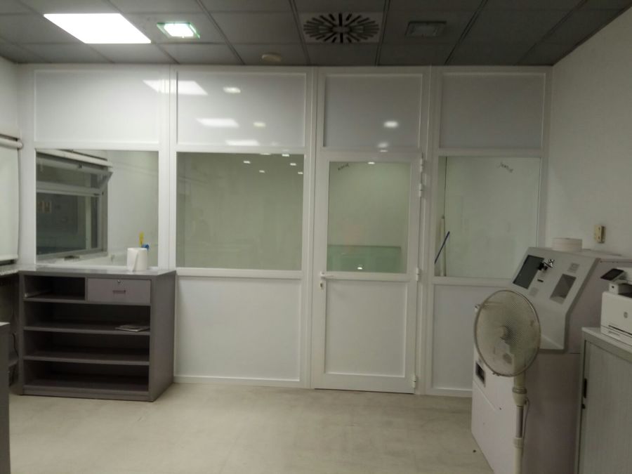 Montaje de mamparas de aluminio en oficina