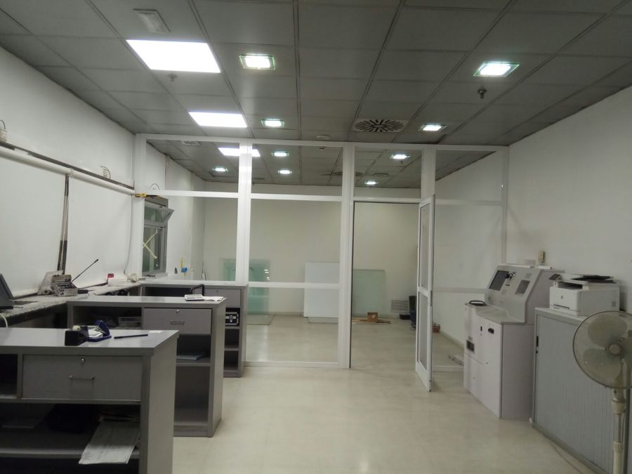 Montaje de mamparas de aluminio en oficina
