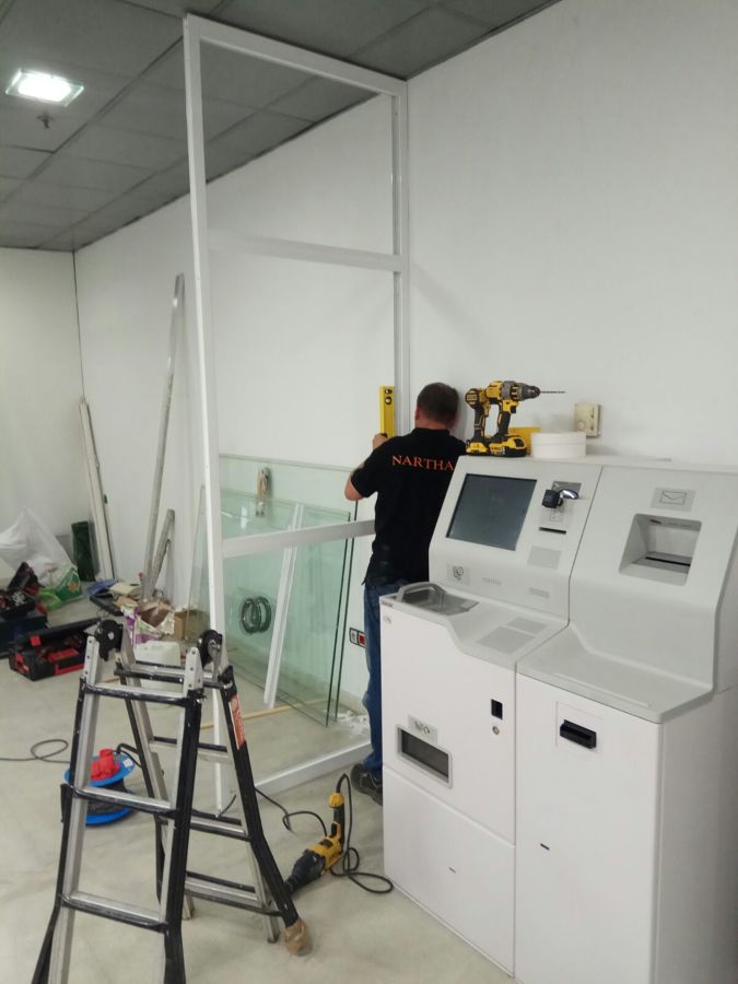 Montaje de mamparas de aluminio en oficina