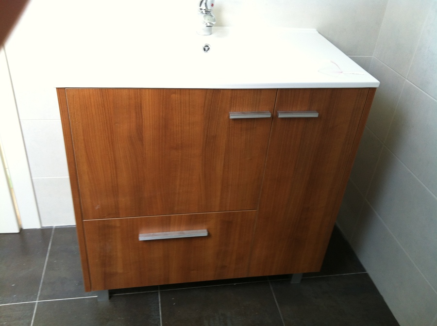 Mueble cerezo a medida encimera de polimarmol