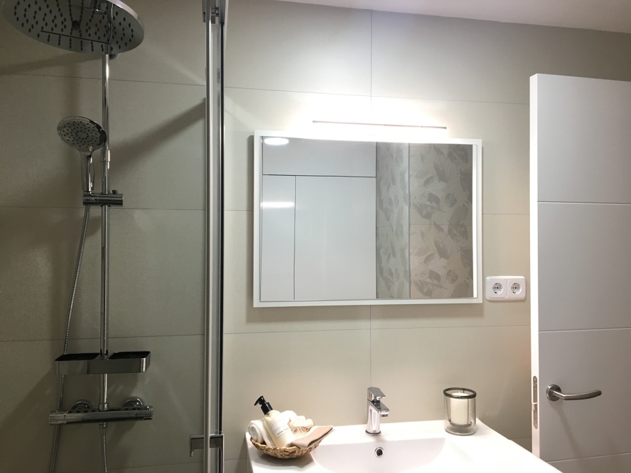 Mueble de baño y detrás zona de lavado