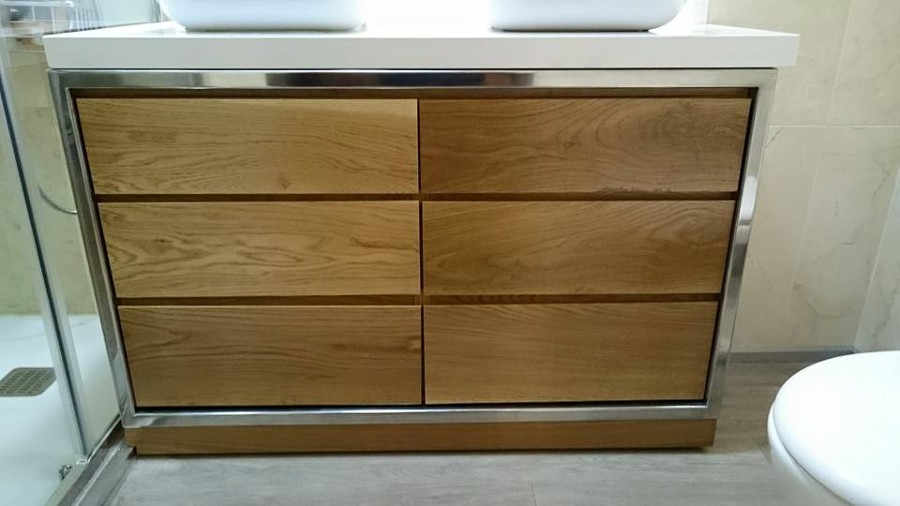 Foto: Mueble de Diseño para Cuarto de Baño en Roble y Aluminio de ... Foto: Mueble de Diseño para Cuarto de Baño en Roble y Aluminio de ...