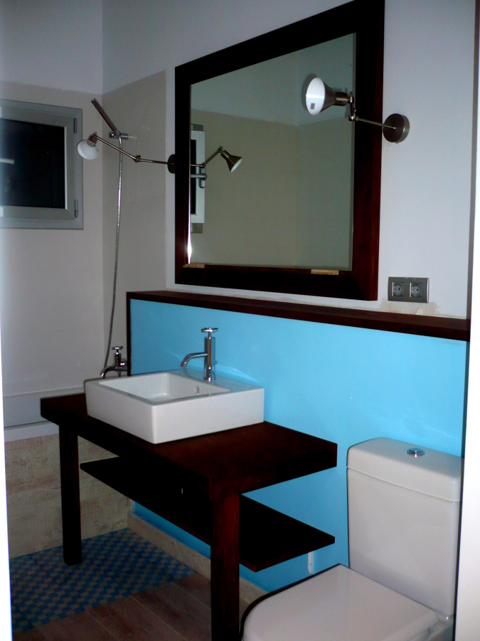 mueble lavabo a medida, con tabica para paso instalaciones