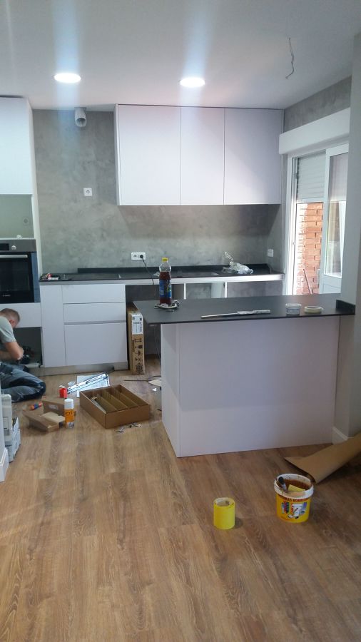 Muebles lacados y encimera compact