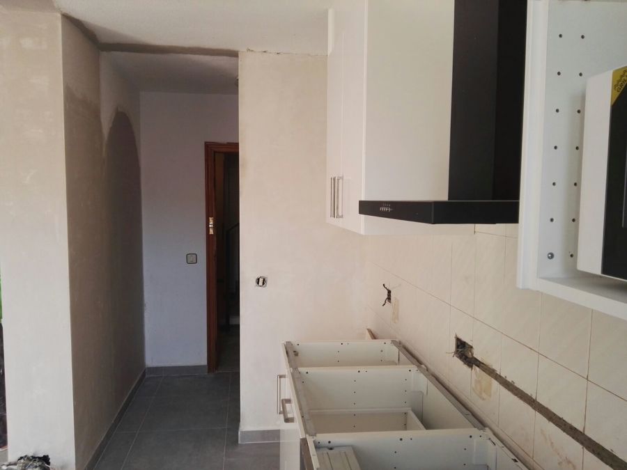 Muebles y campana instalada.