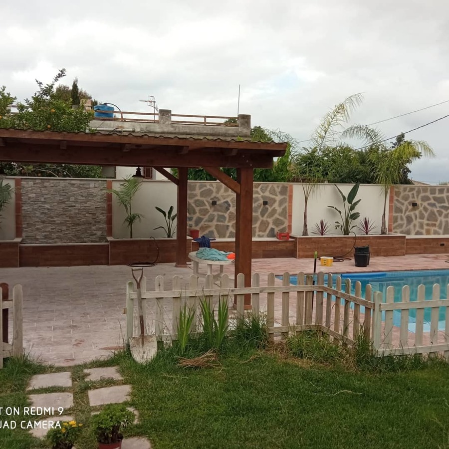 muro y piscina