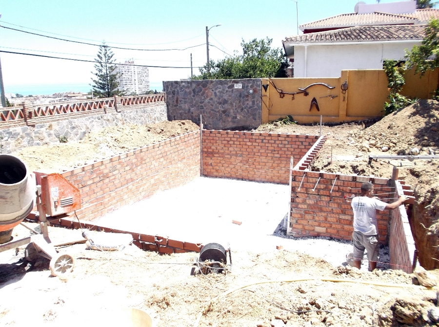 Foto: Nivelación del Terreno con Grava para las Pendientes de Piscinas