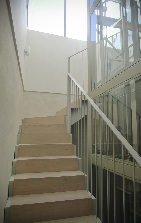 Nomad Hostel_nueva escalera
