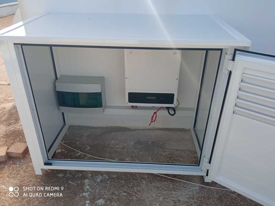 Nuestro armario exterior con Inversor y Cuadro de Protecciones
