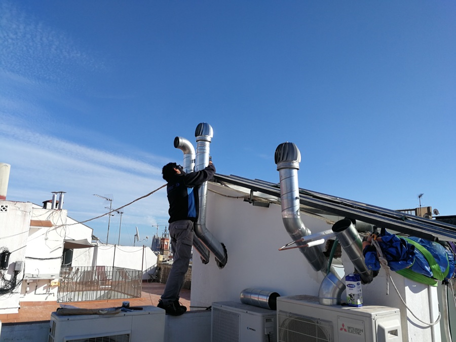 Nuestro equipo de trabajo montando chimeneas comunitarias